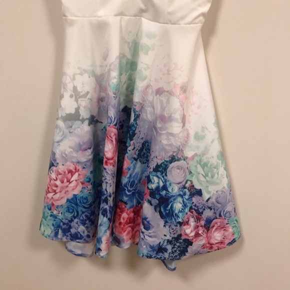 Floral Flowy Deep V-Neck Dress- small - Picture 2 of 9